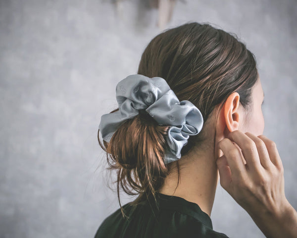 髪も、心も、ほどけるやさしさ。ROSHAのシルクシュシュで始める美髪習慣