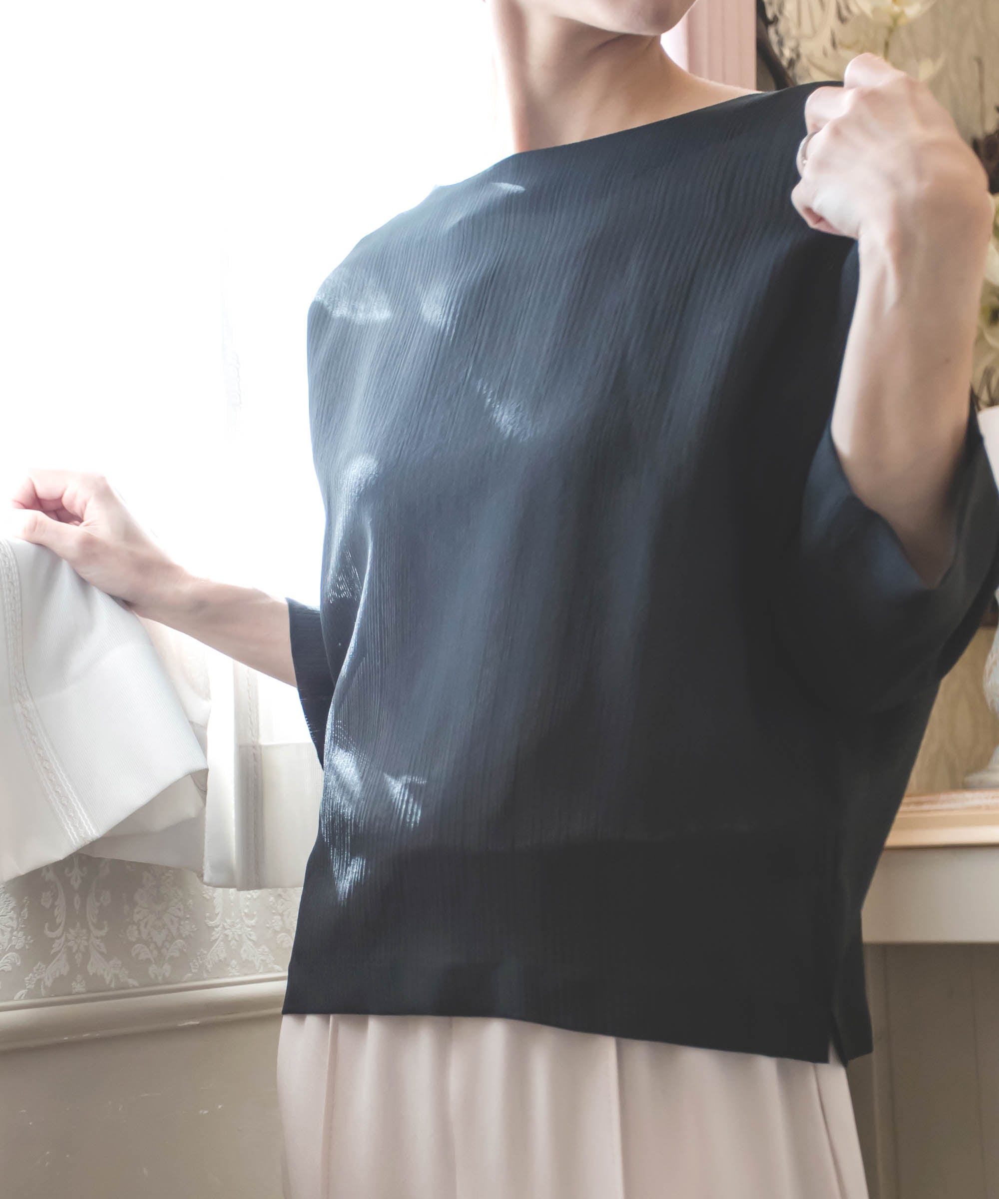 透け感を楽しむシルクの装い。絽の七分袖シルクブラウス