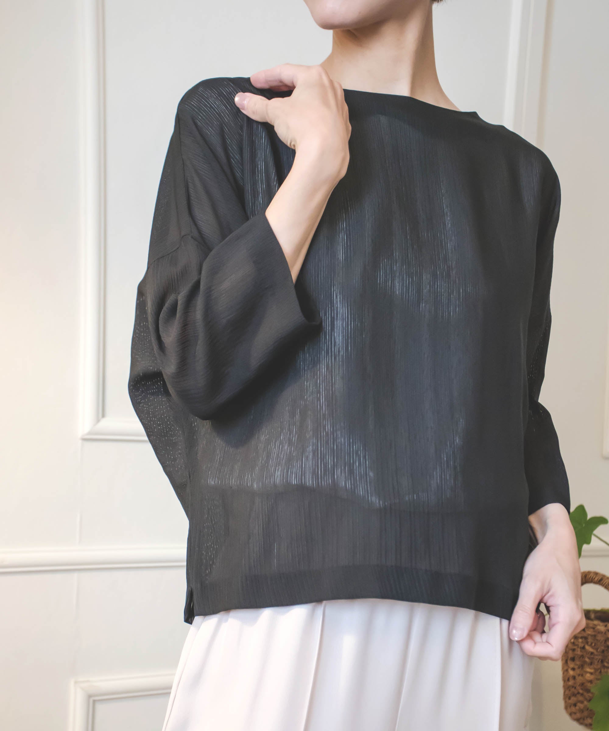 透け感を楽しむシルクの装い。絽の七分袖シルクブラウス