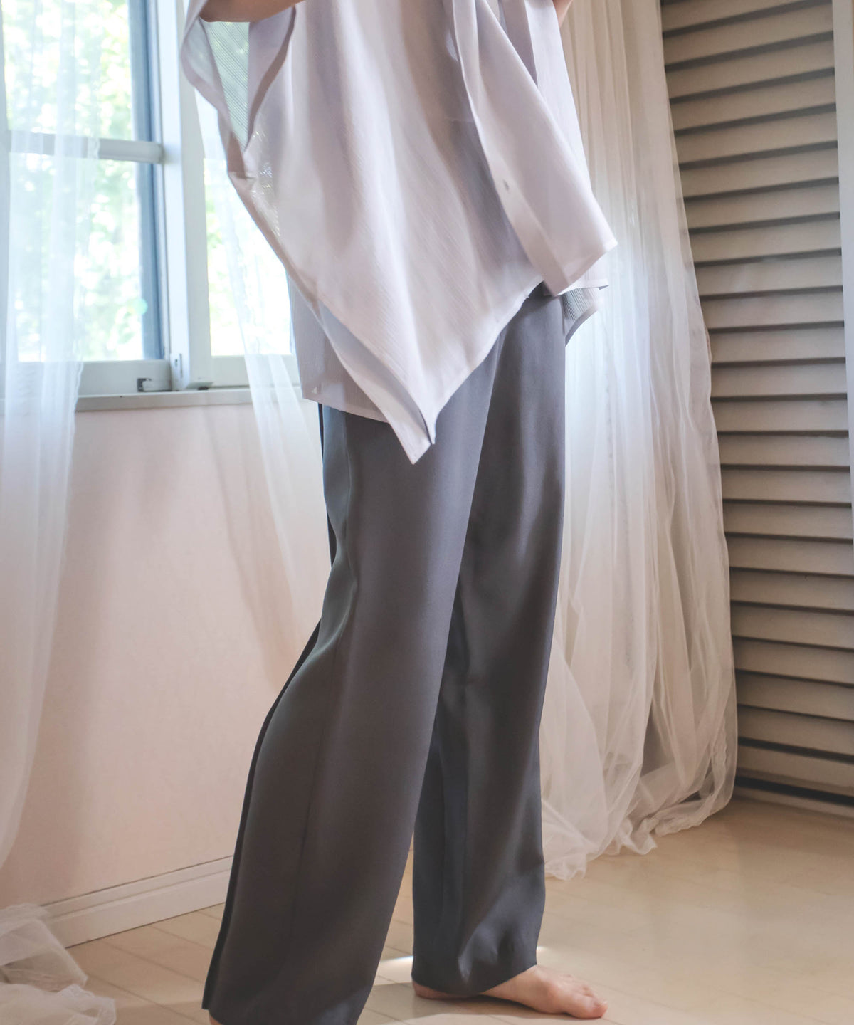 美しい余韻を残すライン。シルクのストレートパンツ