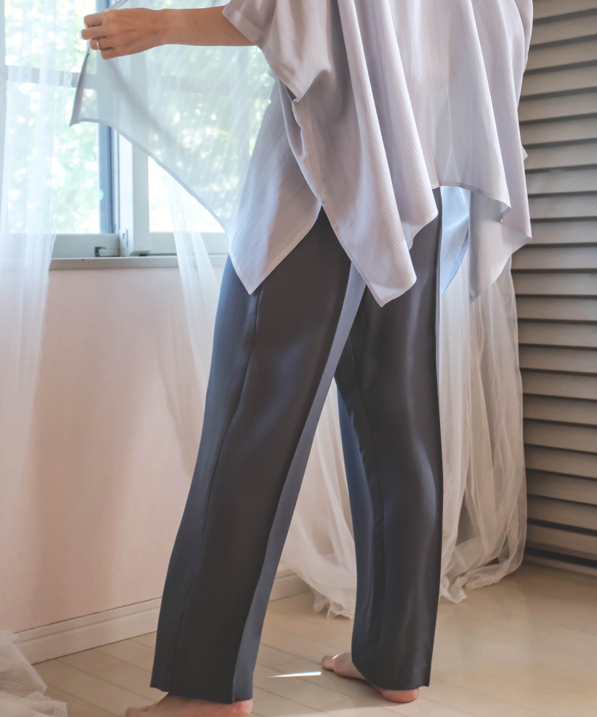美しい余韻を残すライン。シルクのストレートパンツ