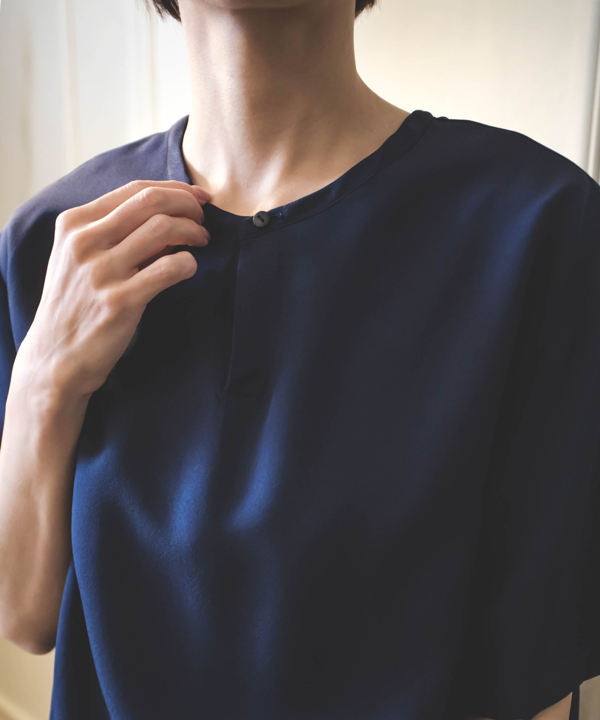ラフに着こなす、上質。オーバーサイズシルクTシャツ